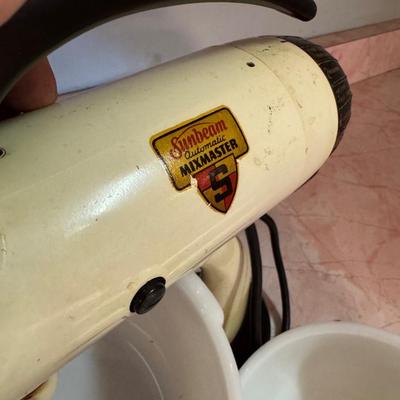 Vintage Mixmaster with 3 Bowls and Reamer, Working!