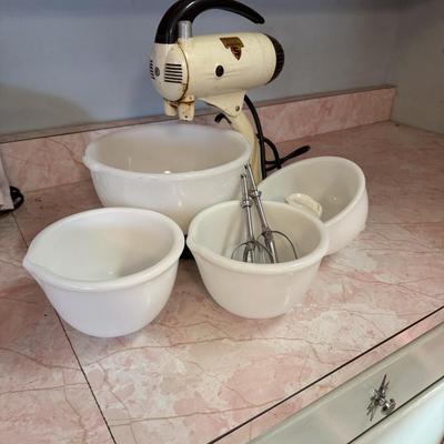 Vintage Mixmaster with 3 Bowls and Reamer, Working!