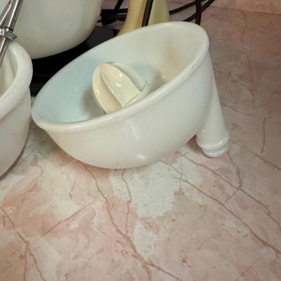 Vintage Mixmaster with 3 Bowls and Reamer, Working!