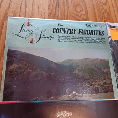 JOHN DENVER, ANNE MURRAY, CARPENTERS & COUNTRY FAVORITES ON VINYL RECORD ALBUMS