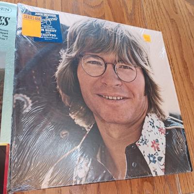JOHN DENVER, ANNE MURRAY, CARPENTERS & COUNTRY FAVORITES ON VINYL RECORD ALBUMS