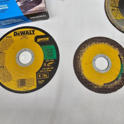 Porter Cable 4 1/2" Disc Grinder & Accessories (DG-JS)