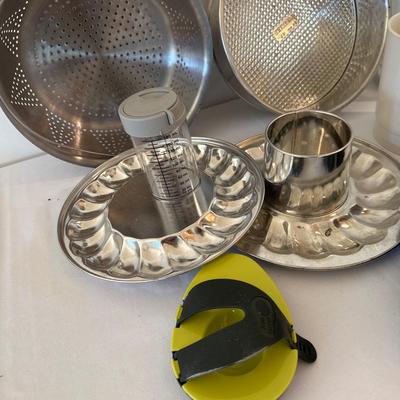 Flour sifter, cheesecake pan, fruit/veggie strainer, plus