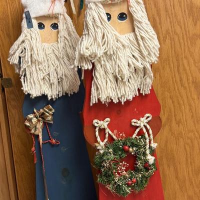 Christmas Wreath, Wooden Santas