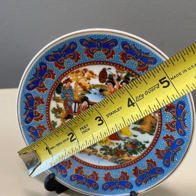 Small beaded trinket box with Asian plate