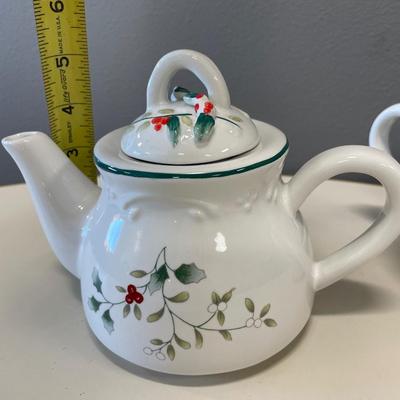 Pfaltzgraff, Winterberry, Tea, pot, and cup with Candle