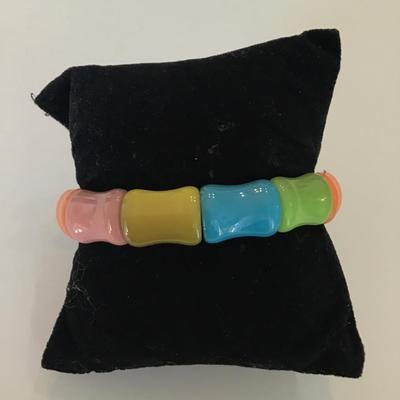 Cute plastic bead stretch bracelet