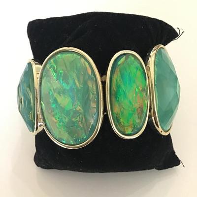 Beautiful gold tone stretch bracelet