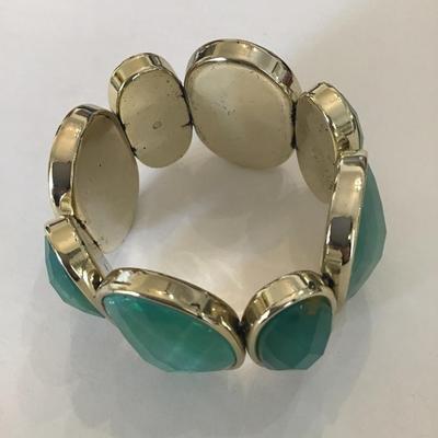 Beautiful gold tone stretch bracelet