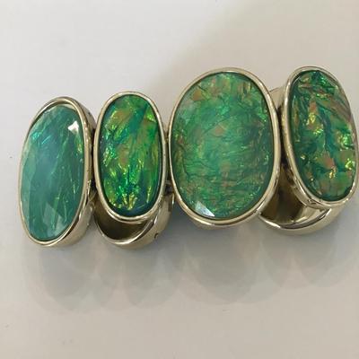 Beautiful gold tone stretch bracelet