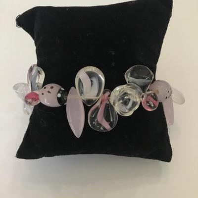 Pretty pink art glass stretch bracelet