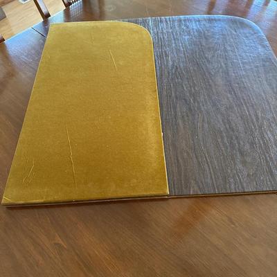 Beautiful vintage table and five chairs with table coverS