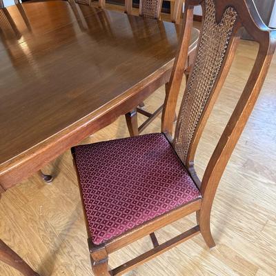 Beautiful vintage table and five chairs with table coverS