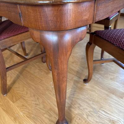 Beautiful vintage table and five chairs with table coverS