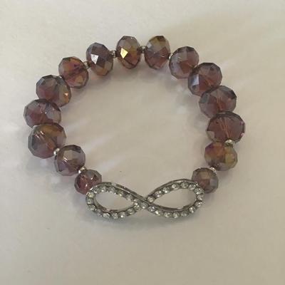 Beautiful faceted light plum crystal/glass bead stretch bracelet