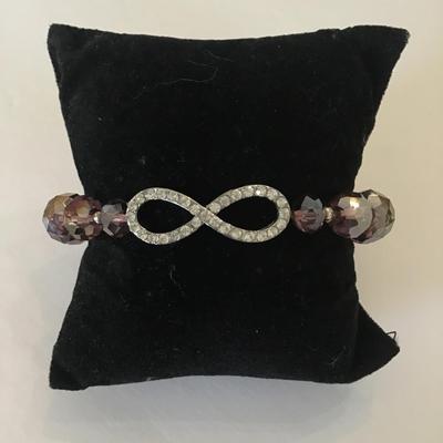 Beautiful faceted light plum crystal/glass bead stretch bracelet