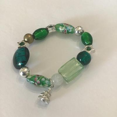 Green glass art stretch bracelet