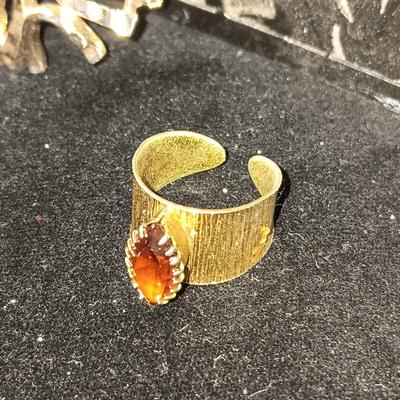 GOLD-TONE PARKLANE NECKLACE, 2 BROOCHES AND A RING