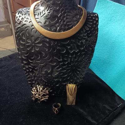 GOLD-TONE PARKLANE NECKLACE, 2 BROOCHES AND A RING