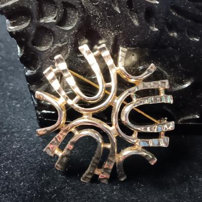 GOLD-TONE PARKLANE NECKLACE, 2 BROOCHES AND A RING