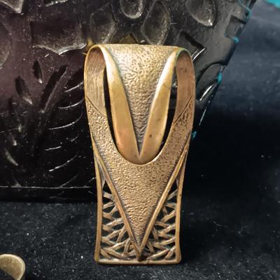 GOLD-TONE PARKLANE NECKLACE, 2 BROOCHES AND A RING