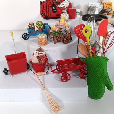 LOT 7: Collection of Doll House Miniatures