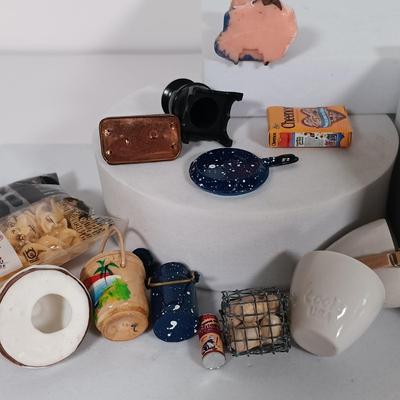 LOT 7: Collection of Doll House Miniatures