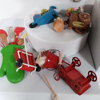 LOT 7: Collection of Doll House Miniatures