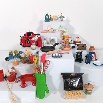 LOT 7: Collection of Doll House Miniatures