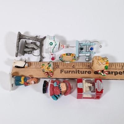 LOT 9: Miniature Christmas Decor with Decorative Plates