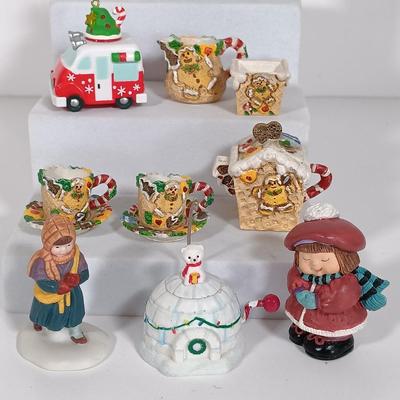 LOT 9: Miniature Christmas Decor with Decorative Plates