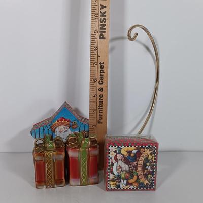 LOT 9: Miniature Christmas Decor with Decorative Plates