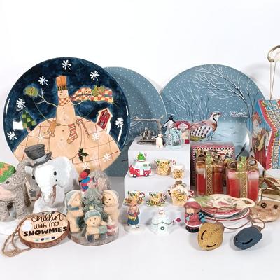 LOT 9: Miniature Christmas Decor with Decorative Plates