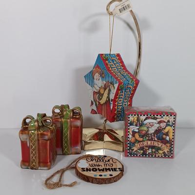 LOT 9: Miniature Christmas Decor with Decorative Plates