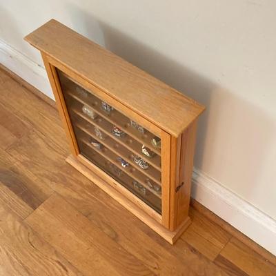 LOT 30: Vintage Wall Mount / Hanging Collectible Cabinet, Miniature Collection and Four Seasons Table Lamp