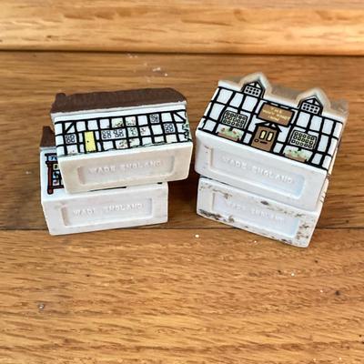 LOT 30: Vintage Wall Mount / Hanging Collectible Cabinet, Miniature Collection and Four Seasons Table Lamp