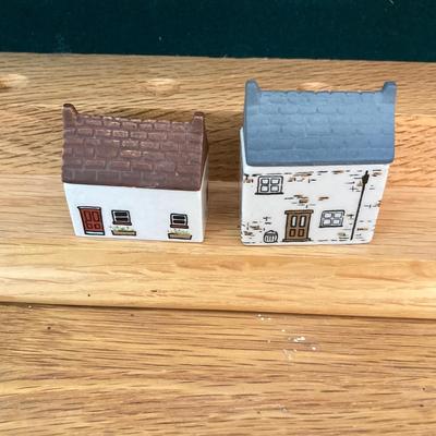 LOT 30: Vintage Wall Mount / Hanging Collectible Cabinet, Miniature Collection and Four Seasons Table Lamp