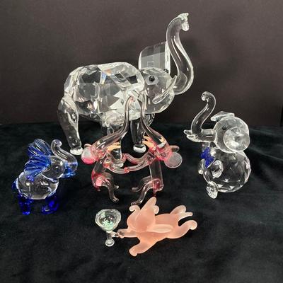 LOT 40: Collection of Crystal / Frosted Glass Elephant Figurines - Shannon Crystal and More