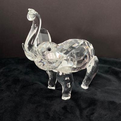 LOT 40: Collection of Crystal / Frosted Glass Elephant Figurines - Shannon Crystal and More