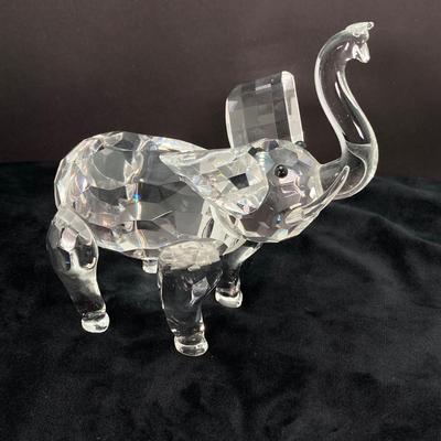LOT 40: Collection of Crystal / Frosted Glass Elephant Figurines - Shannon Crystal and More