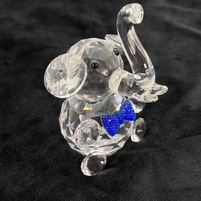 LOT 40: Collection of Crystal / Frosted Glass Elephant Figurines - Shannon Crystal and More