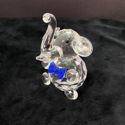 LOT 40: Collection of Crystal / Frosted Glass Elephant Figurines - Shannon Crystal and More