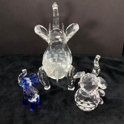 LOT 40: Collection of Crystal / Frosted Glass Elephant Figurines - Shannon Crystal and More