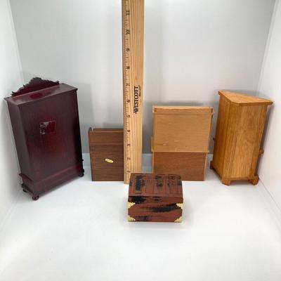 LOT 41: Large Collection of Doll House Furniture