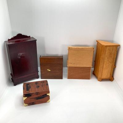 LOT 41: Large Collection of Doll House Furniture