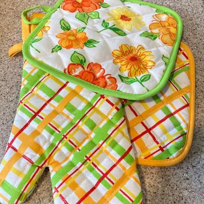 LOT 47: Kitchen Cabinet Finds - Mugs, Pyrex, Snapware, Tupperware and More