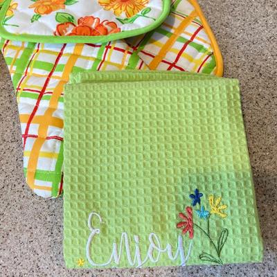 LOT 47: Kitchen Cabinet Finds - Mugs, Pyrex, Snapware, Tupperware and More