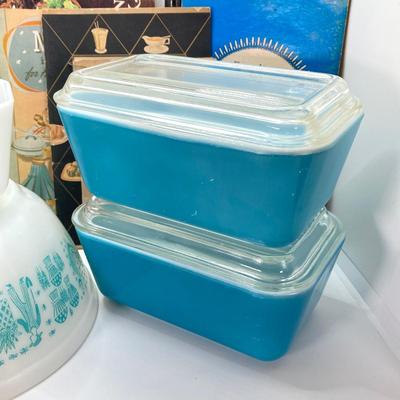 LOT 58: Vintage Pyrex Bowls (Butterprint) / Refrigerator Dishes with Lids Collection with Vintage Cookbooks