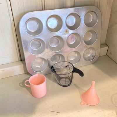 LOT 68: Sweet Children's Kitchen Bake / Play Collection - Doll-E-Toys Pink Cup, Worthmore Aluminum Cup Cake Baking Tray, Plates,