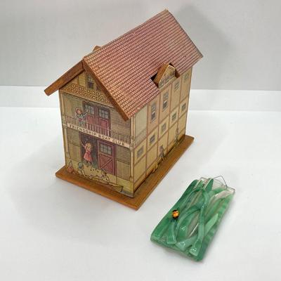 LOT 81: Vintage Party-Lite Winding Lane by Susan Winget, Reader's Digest Small Houses, Yankee Candles / Tea Light Holders, Nautica...